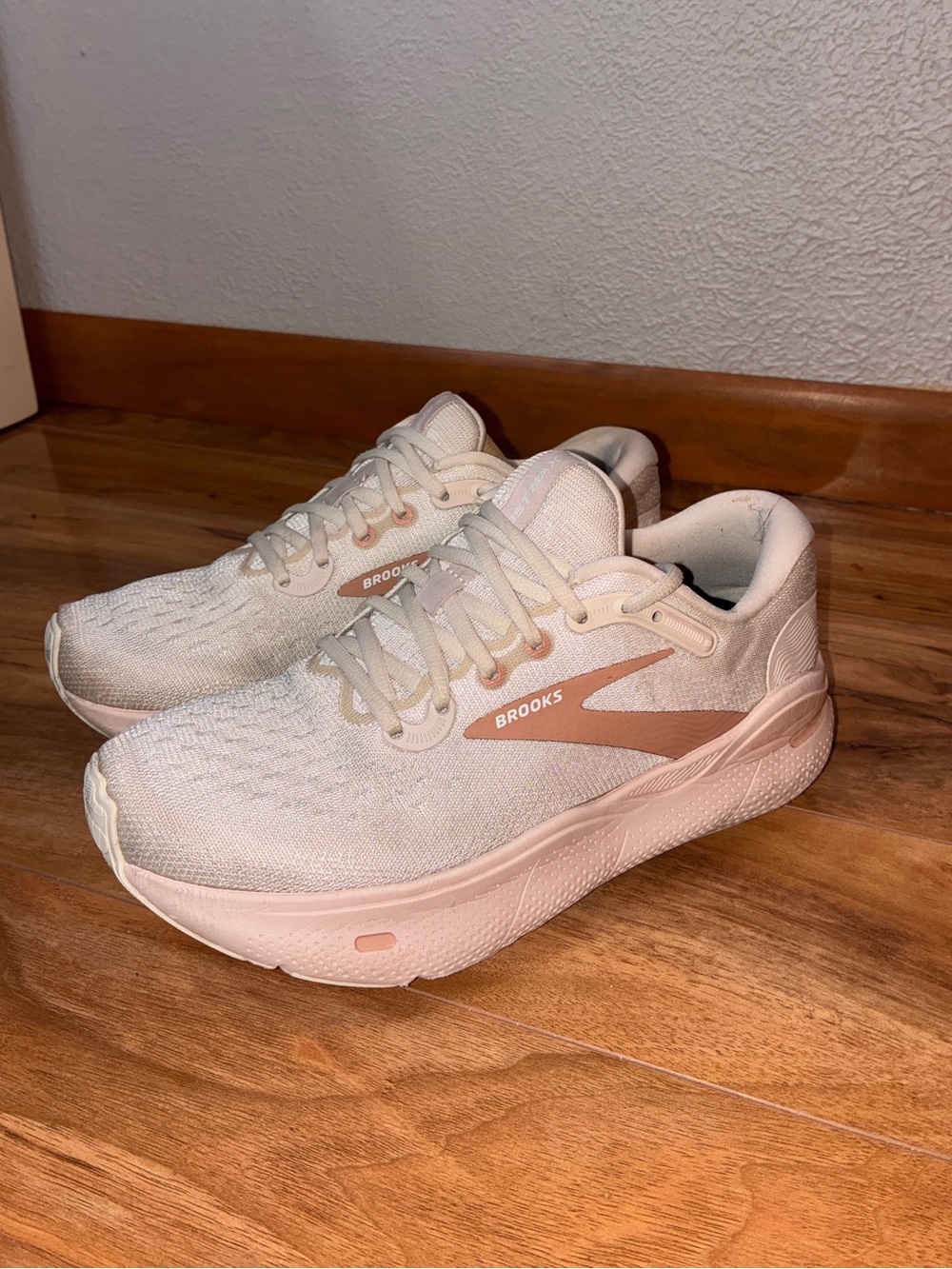 Brooks Women’s Ghost Max Athletic Running Sneaker Shoe, beige/pink- size 7.5